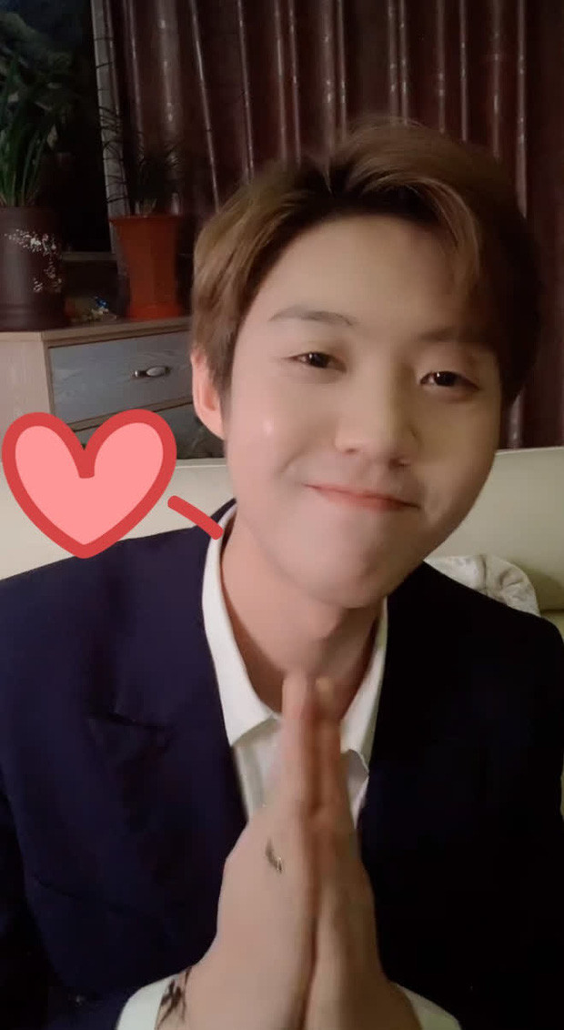 Vì tò mò không biết giống thật hay không nên Hậu Hoàng còn chia sẻ lại hình ảnh của trai đẹp kèm khung bình chọn "Giống không ạ?".