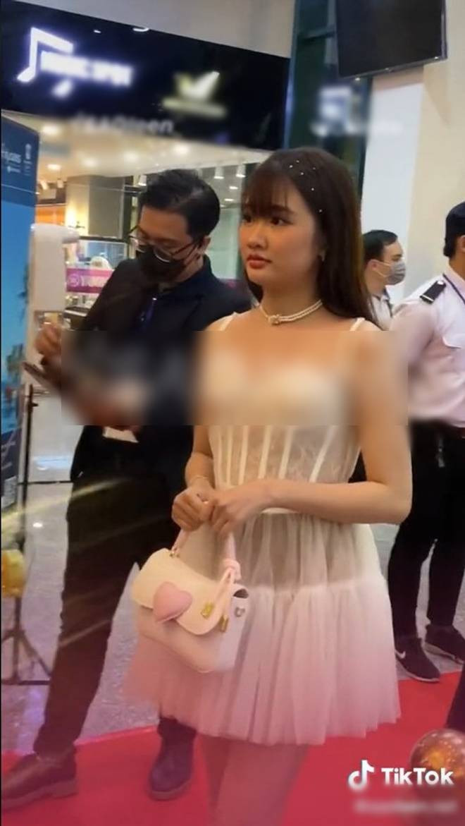 Trang tin đến từ Hong Kong nhận xét hot girl TikTok tên Khánh Huyền đẹp ngọt ngào dễ thương với vóc dáng nóng bỏng.