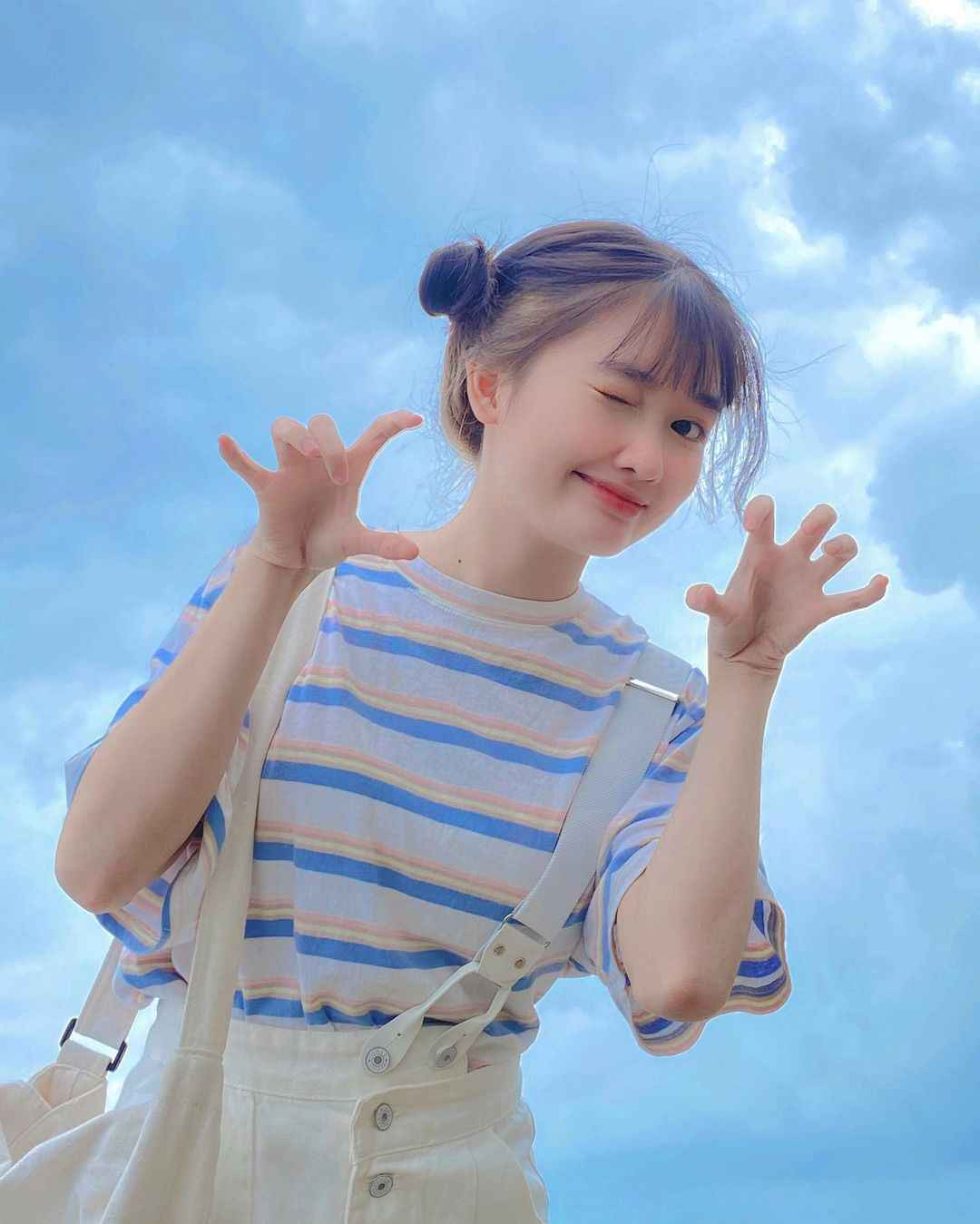 Vũ Thị Khánh Huyền biệt danh là Khinee là cái tên mới nổi trên nền tảng TikTok. Cô gái sinh năm 2004 sở hữu lượng follow khủng bởi nhan sắc và những màn nhảy cover cực bắt trend.