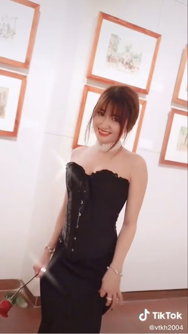 Mới đây, tờ HK01 đăng tải hình ảnh nhan sắc của hot TikToker Vũ Thị Khánh Huyền.