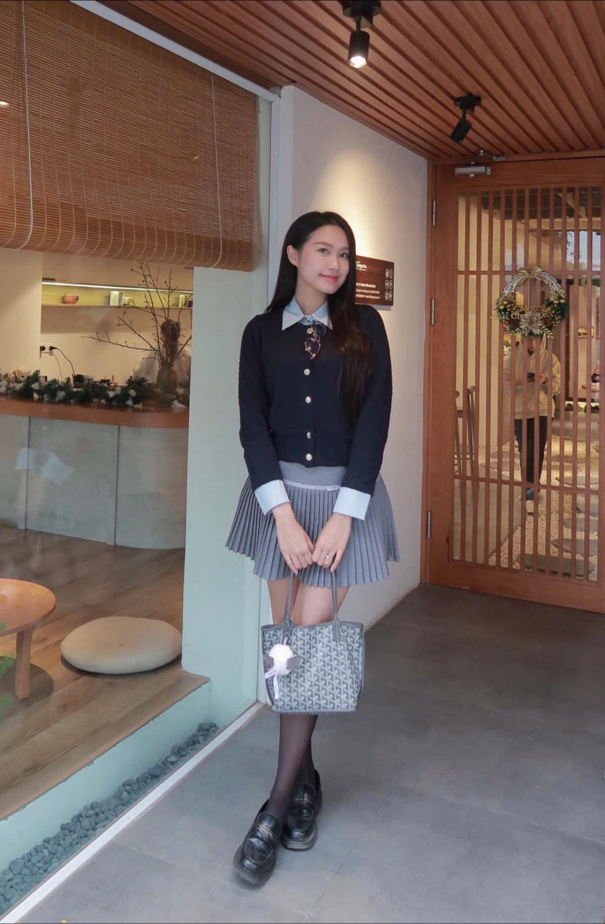 Từ một người đẹp được ngưỡng mộ bởi nhan sắc và học thức, Hải My giờ đây khiến người hâm mộ càng thêm yêu mến bởi hình ảnh một người vợ, người mẹ dịu dàng, tràn đầy năng lượng tích cực.