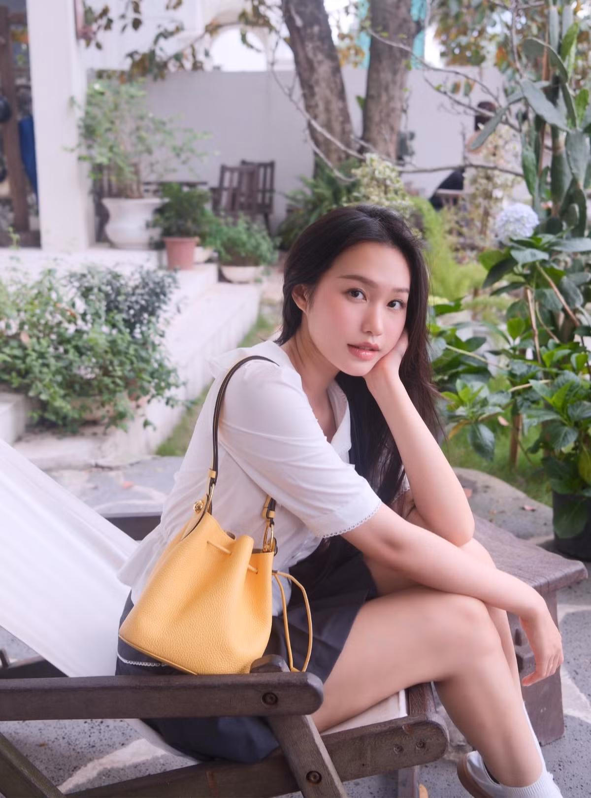 Hải My sở hữu gương mặt thanh tú với đường nét hài hòa: làn da trắng hồng, đôi mắt to tròn, sống mũi cao và nụ cười dịu dàng, đậm chất Á Đông.