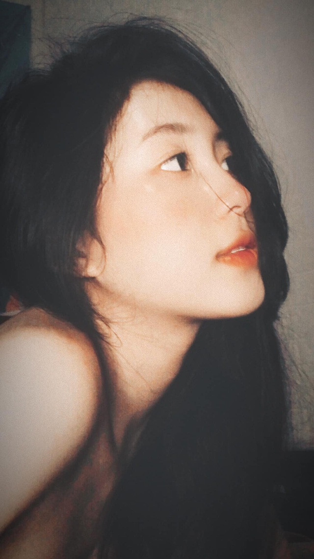 Nhật Vy thường được mọi người xung quanh nhận xét là cô gái thân thiện, hòa đồng, còn những người chưa tiếp xúc thì hiểu lầm khó gần, ít nói.