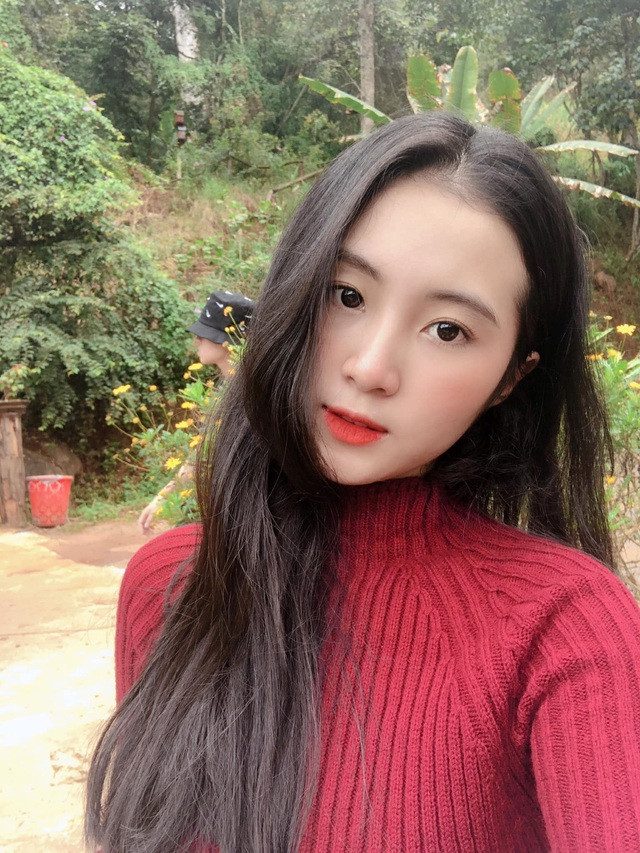 Trên mạng, Vy trầm tính và ít khi thể hiện bản thân.