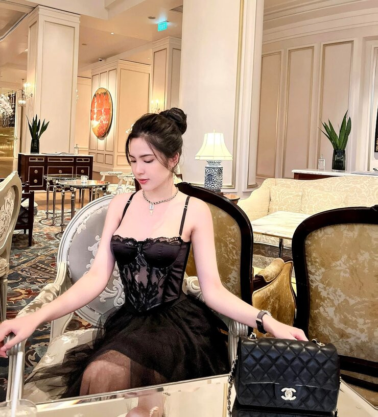 Không những thế Đoan Nghi còn có một làn da trắng hồng rạng rỡ và chiều cao ấn tượng cùng số đo 3 vòng hoàn hảo nên Đoan Nghi luôn tự tin trong mọi set đồ.