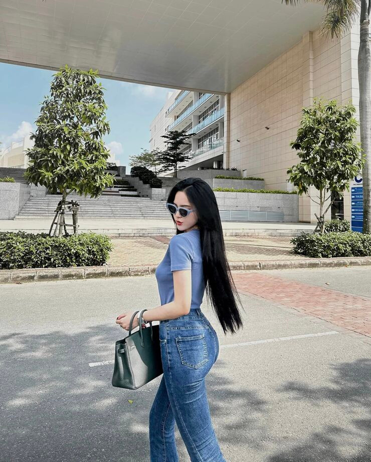 Với lợi thế ngoại hình của mình nên ngoài thời gian học, Đoan Nghi thường nhận lời mời làm mẫu ảnh, mẫu quảng cáo và PR sản phẩm.