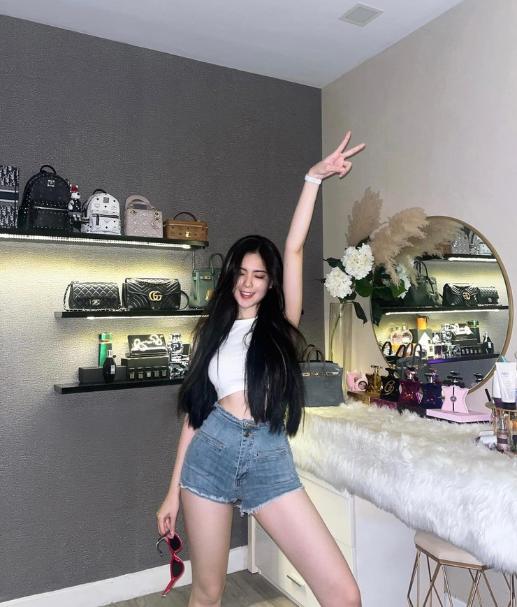 Đoan Nghi sở hữu một gương mặt đẹp với sống mũi cao, đôi mắt to tròn và miệng cười duyên dáng.