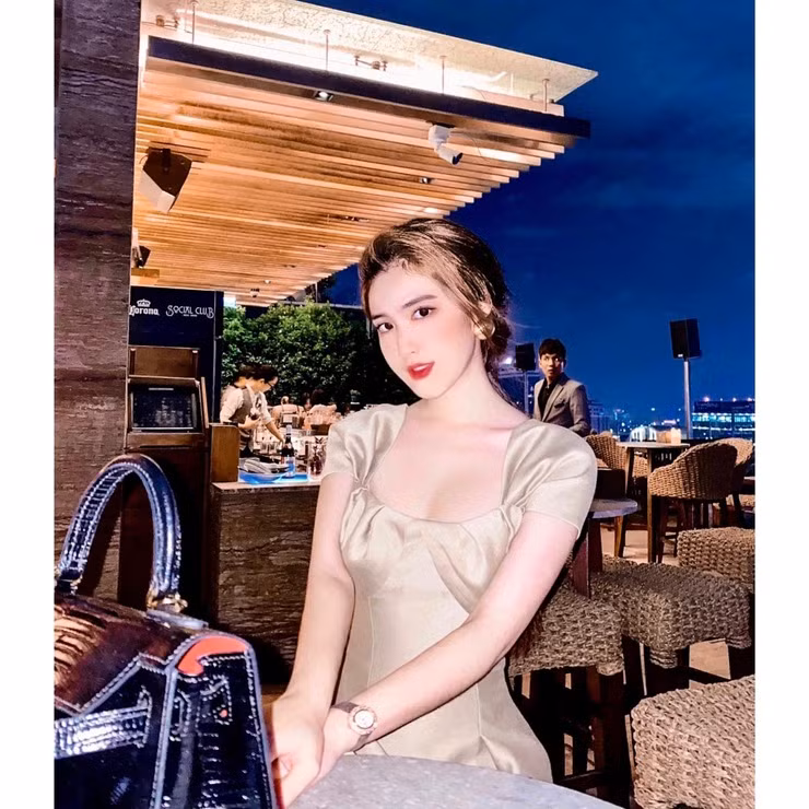 Có khi Đoan Nghi chỉ chọn những item đơn giản như áo ngắn tay, quần jean.