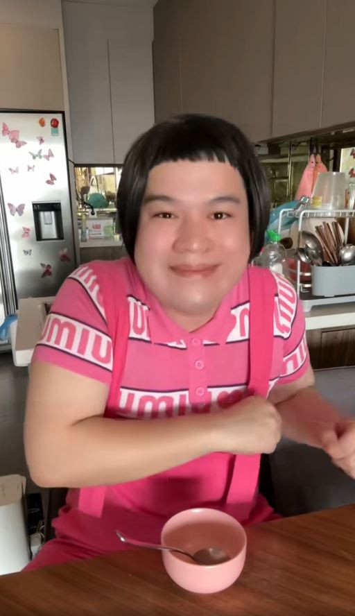 Để "chuộc lỗi", Long Chun sau đó đã làm một clip khác cùng tiêu đề: “Cô Trinh với niềm đam mê bất tận cho trẻ ăn”. Cũng là việc dỗ cho bé ăn, bây giờ nam TikToker đã hóa thân thành cô Trinh phiên bản nhẹ nhàng và hiền dịu hơn.