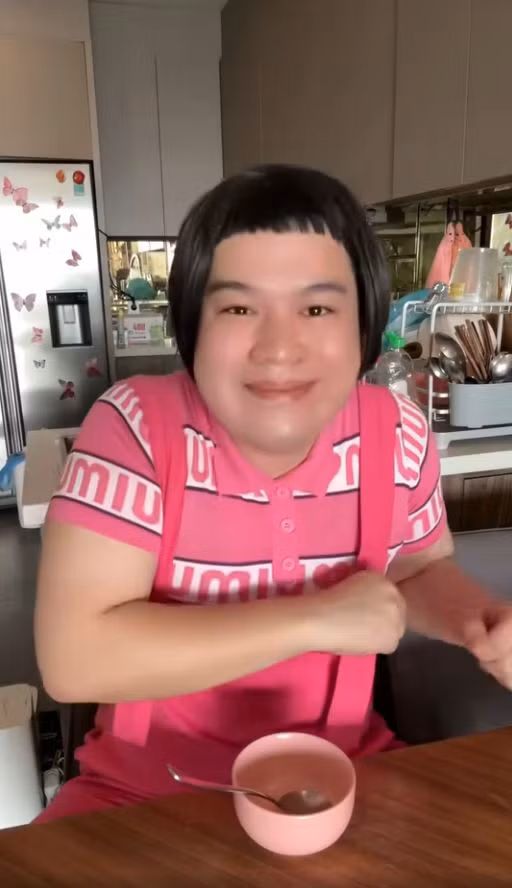 Để "chuộc lỗi", Long Chun sau đó đã làm một clip khác cùng tiêu đề: “Cô Trinh với niềm đam mê bất tận cho trẻ ăn”. Cũng là việc dỗ cho bé ăn, bây giờ nam TikToker đã hóa thân thành cô Trinh phiên bản nhẹ nhàng và hiền dịu hơn.