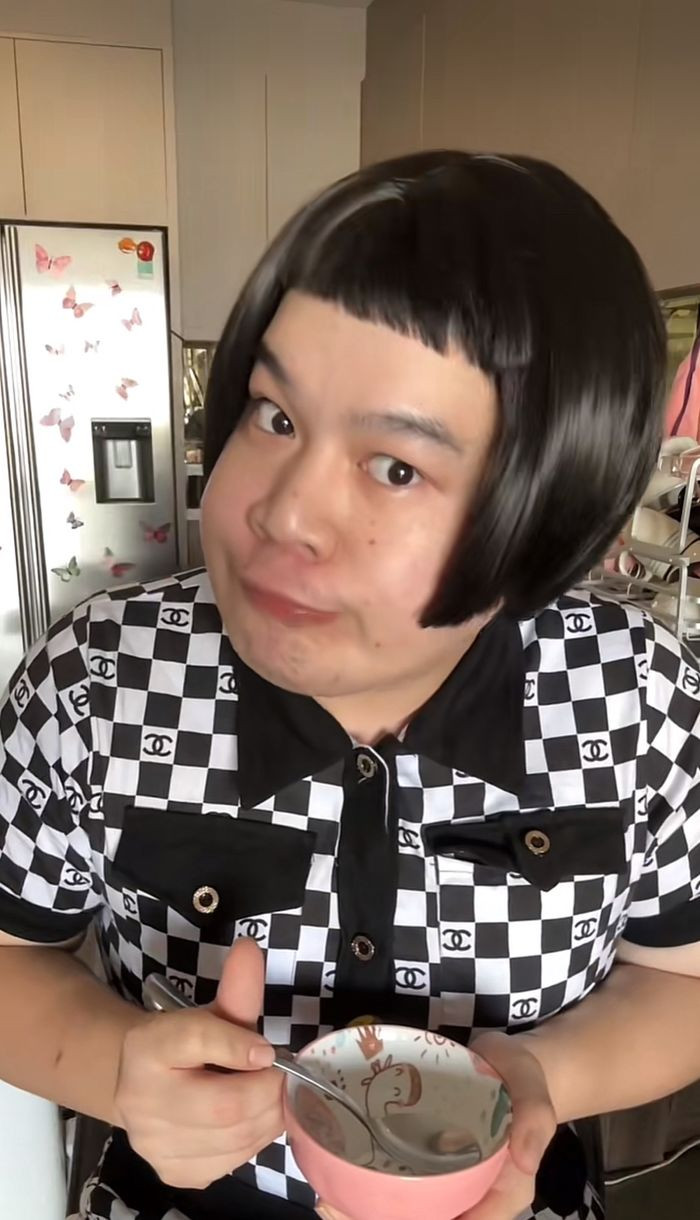 Trong series hài ngắn "Cuộc đời của Tuấn Trinh", Long Chun hóa thân thành một cô gái tên Tuấn Trinh có tính cách khó chiều, đanh đá.