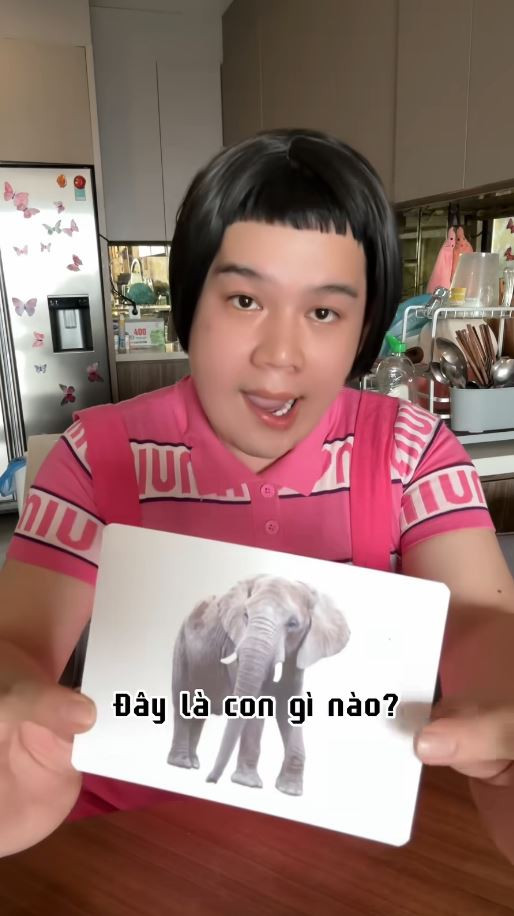 Không còn dọa nạt với những câu từ đáng sợ, Long Chun thừa nhận "Cô Trinh sai, cô Trinh hư, cô Trinh hư" rồi biến bữa ăn thành một khóa học đoán con vật cùng các bé cùng những lời khích lệ động viên như: “Các bé ăn ngoan quá”, “Các bé giỏi quá”, “Các con ngoan cô Trinh yêu cô Trinh thương”,...