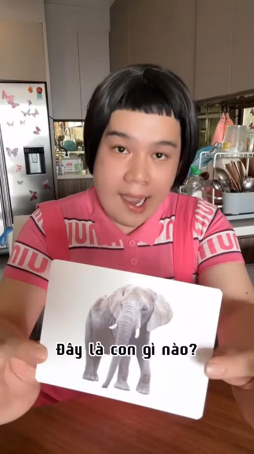 Không còn dọa nạt với những câu từ đáng sợ, Long Chun thừa nhận "Cô Trinh sai, cô Trinh hư, cô Trinh hư" rồi biến bữa ăn thành một khóa học đoán con vật cùng các bé cùng những lời khích lệ động viên như: “Các bé ăn ngoan quá”, “Các bé giỏi quá”, “Các con ngoan cô Trinh yêu cô Trinh thương”,...