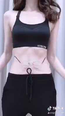 Dụng cụ mà bạn cần chính là một cặp kính râm hoặc cận đều được (miễn là kính đeo mắt).