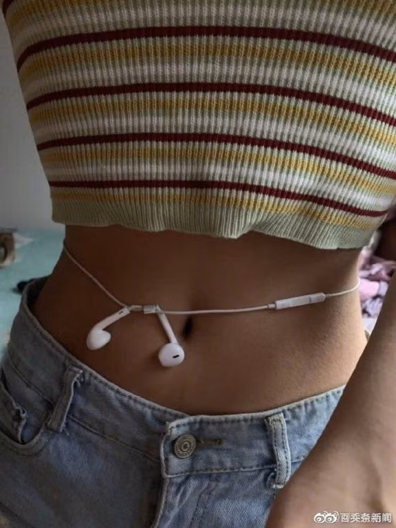 Nếu thực hiện thử thách đọ eo thon này thành công thì đồng nghĩa là bạn đang sở hữu một vòng 2 thon thả, quyến rũ. Trong dàn mỹ nhân Việt đã có 2 người đẹp sở hữu vòng eo 53cm tự tin thực hiện thử thách quấn eo bằng dây tai nghe.