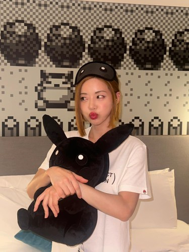 Tuy nhiên sau đó, DJ Soda đã lên tiếng phủ nhận luận điểm này. Cô nàng cũng công khai luôn người chụp ảnh hộ, đó là chị gái của cô nàng.