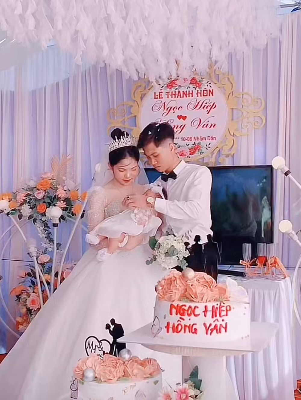 Một số người xem cũng không quên gửi lời chúc phúc đến cô dâu, chú rể trong đoạn clip. Đặc biệt là chàng trai trẻ cùng lúc được đón cả vợ lẫn con về chung một nhà.