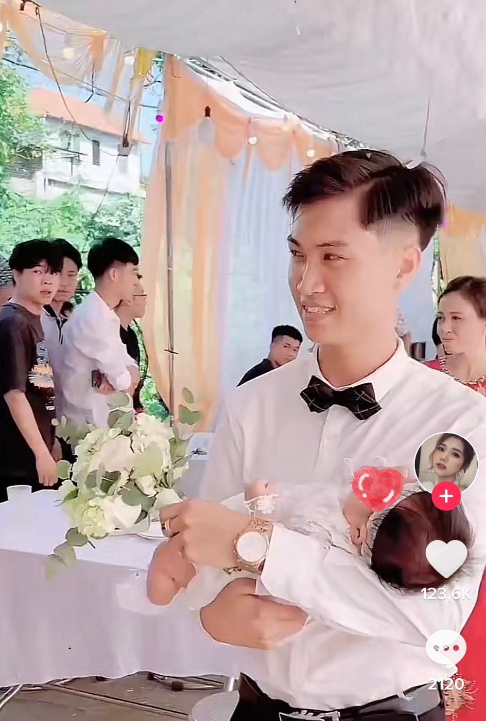 Được biết, cô dâu và chú rể đã đón thiên thần nhỏ đầu lòng trước khi tổ chức lễ cưới. Chính vì vậy nên trong ngày trọng đại mới xuất hiện vị khách đặc biệt này.