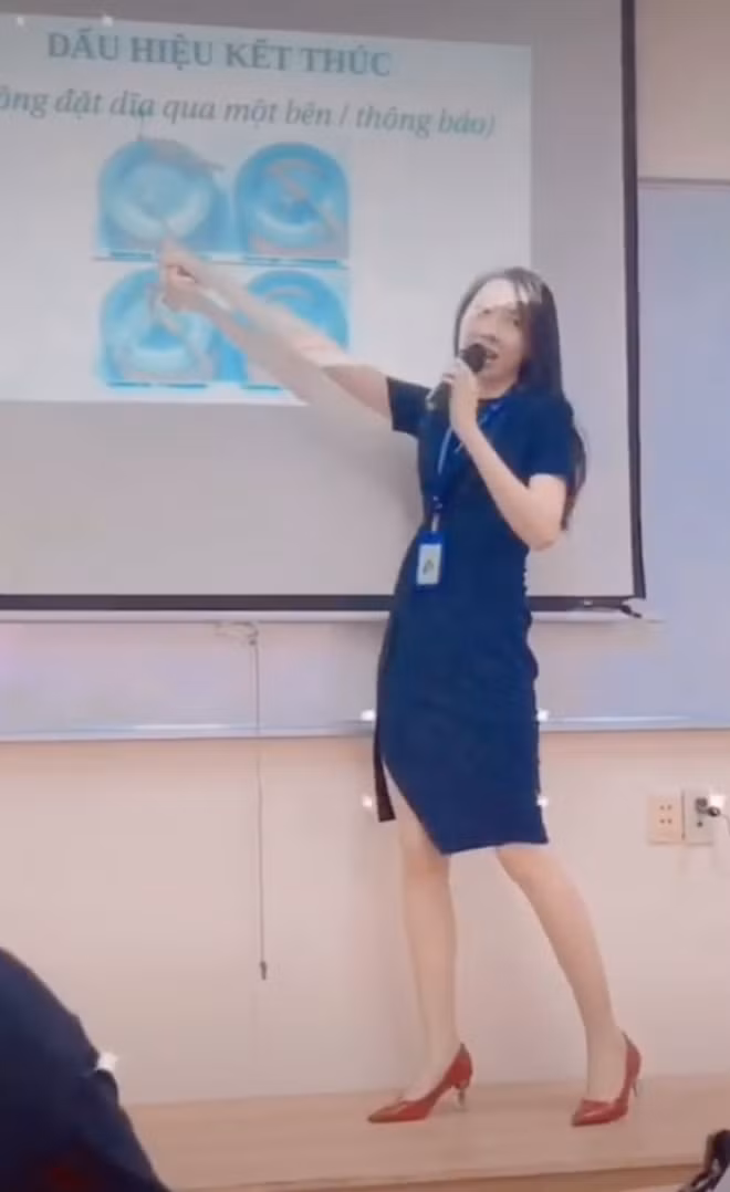 Thời sinh viên, ai cũng từng gặp phải cảm giác lười lên trường. Tuy nhiên, nếu bản thân có một động lực, chẳng hạn như nữ giảng viên dạy vừa có kĩ năng ăn nói thu hút mà lại còn ăn mặc thời trang... thì quả thực bạn sẽ không lỡ bỏ tiết.