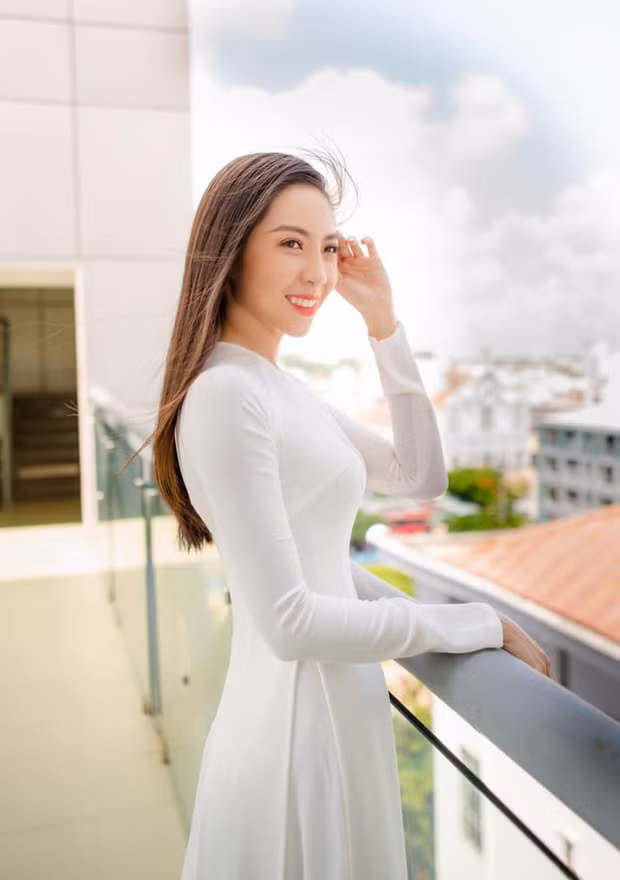 Khi biết mình vô tình nổi tiếng nhờ các clip trên TikTok, cô Quỳnh Mai cho biết: “Mai rất bất ngờ khi thấy hình ảnh của mình được các bạn sinh viên chia sẻ trên TikTok và được đón nhận tích cực đến như vậy! Bản thân Mai thật sự rất vui khi nhận được sự yêu mến từ các bạn sinh viên...