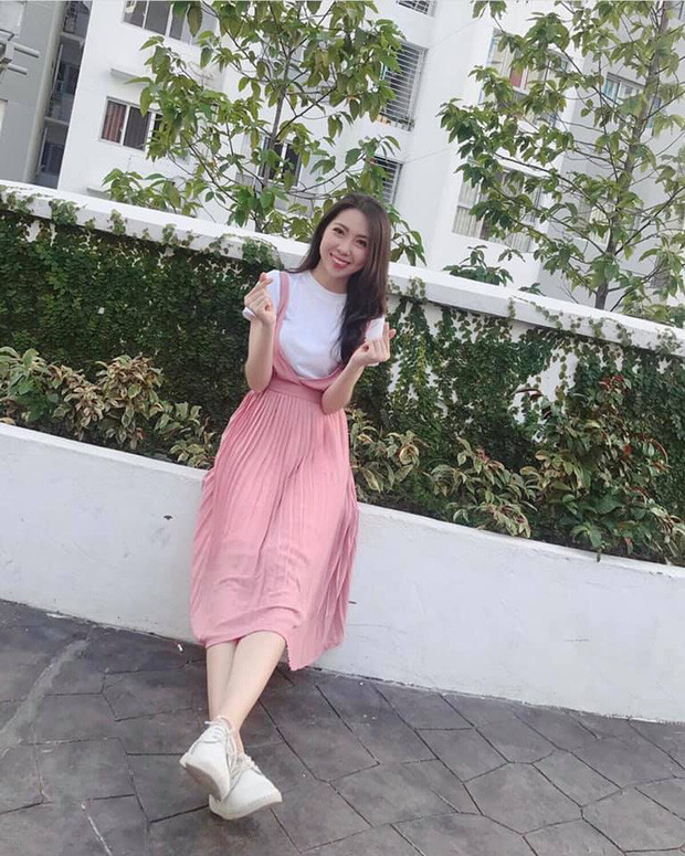 Theo tiết lộ từ chủ nhân của đoạn clip, xuyên suốt 15 tuần đi dạy cô mặc đồ không hề trùng bộ nào, thậm chí giày cao gót mũi nhọn cô mang cũng vô cùng ăn khớp và đi theo từng trang phục.