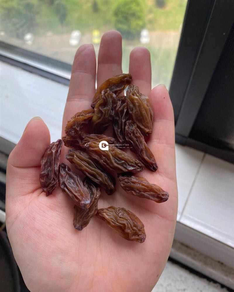 Số khác cho rằng muốn làm nho khô có thêm bí quyết xịt rượu. Nếu như không xịt rượu vào thì nho sẽ khó có thể ra thành phẩm được.