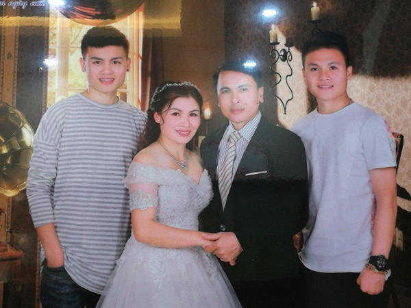 Về dự định kết hôn của tiền vệ Nguyễn Quang Hải, người thân chân sút này chia sẻ, ít nhất phải 5 năm nữa, anh chàng mới lấy vợ.