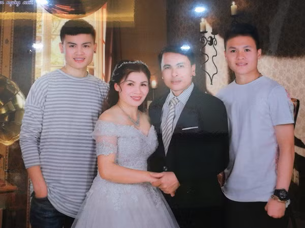 Về dự định kết hôn của tiền vệ Nguyễn Quang Hải, người thân chân sút này chia sẻ, ít nhất phải 5 năm nữa, anh chàng mới lấy vợ.