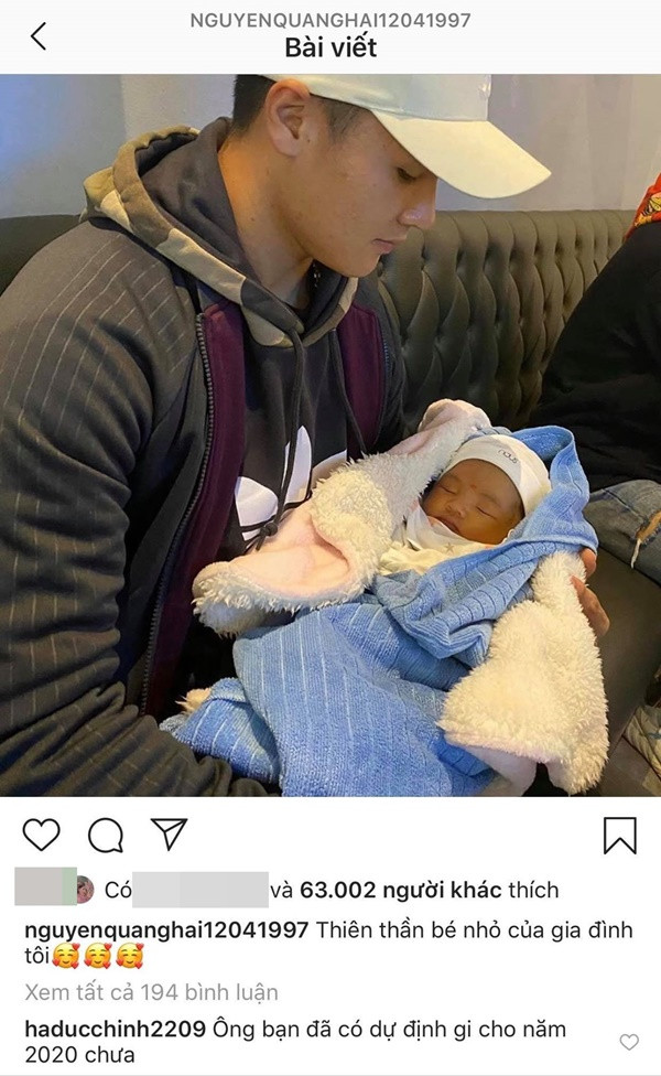 Theo tìm hiểu, em bé được Nguyễn Quang Hải bế bồng chính là cháu ruột của anh, con đầu lòng của Nguyễn Quang Phong - anh ruột của tiền vệ Hà Nội FC.