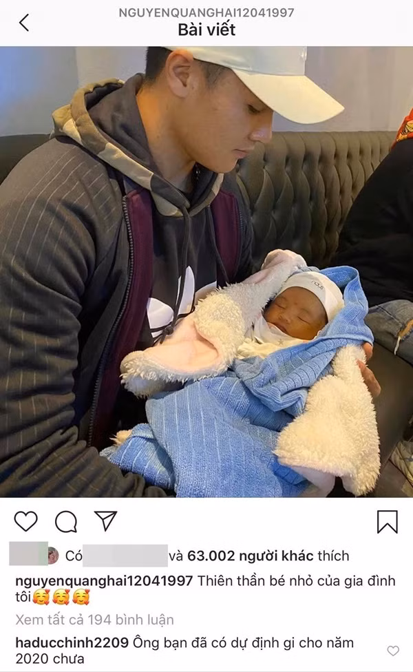 Theo tìm hiểu, em bé được Nguyễn Quang Hải bế bồng chính là cháu ruột của anh, con đầu lòng của Nguyễn Quang Phong - anh ruột của tiền vệ Hà Nội FC.