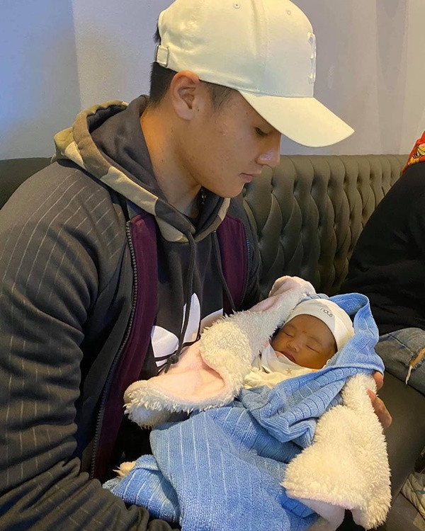 Mới đây, tiền vệ Nguyễn Quang Hải bất ngờ gây xôn xao mạng xã hội khi đăng tải bức ảnh đang bế bồng một em bé sơ sinh. Chưa dừng lại ở đó, Hải "con" úp mở chuyện gia đình có thêm thành viên mới.