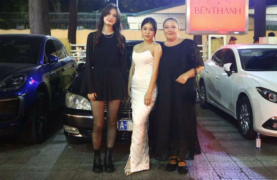 Trước khi bước vào thảm đỏ của Lễ trao giải Quả bóng vàng Việt Nam 2023, Yến Xuân đã có bức ảnh chụp chung với mẹ và em gái Đặng Văn Lâm.