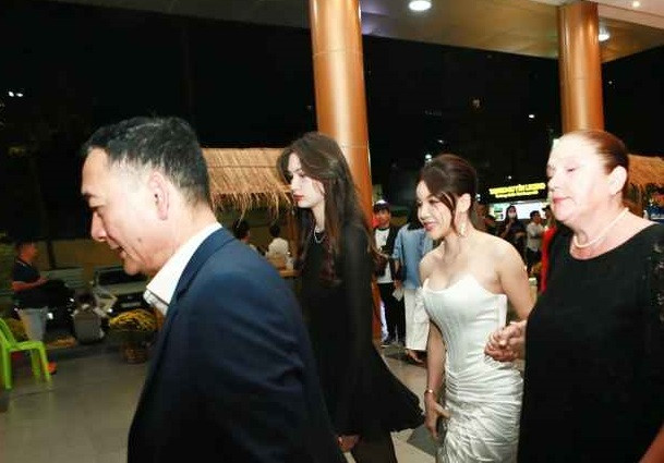 Yến Xuân nắm tay mẹ Văn Lâm khi bước vào thảm đỏ Lễ trao giải Quả bóng vàng Việt Nam 2023. Ảnh: Đi soi sao đi