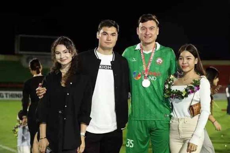 Có thể thấy Yến Xuân có vị trí quan trọng thế nào với Văn Lâm khi cùng nhau xuất hiện ở sự kiện quan trọng như Lễ trao giải Quả bóng vàng Việt Nam 2023.