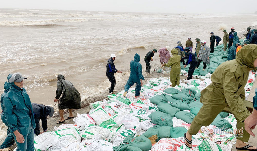 Giai cuu cu gia bi gay ca tay, ca chan khoi ron lu Quang Binh-Hinh-3