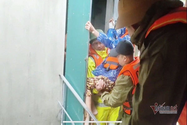 Giai cuu cu gia bi gay ca tay, ca chan khoi ron lu Quang Binh