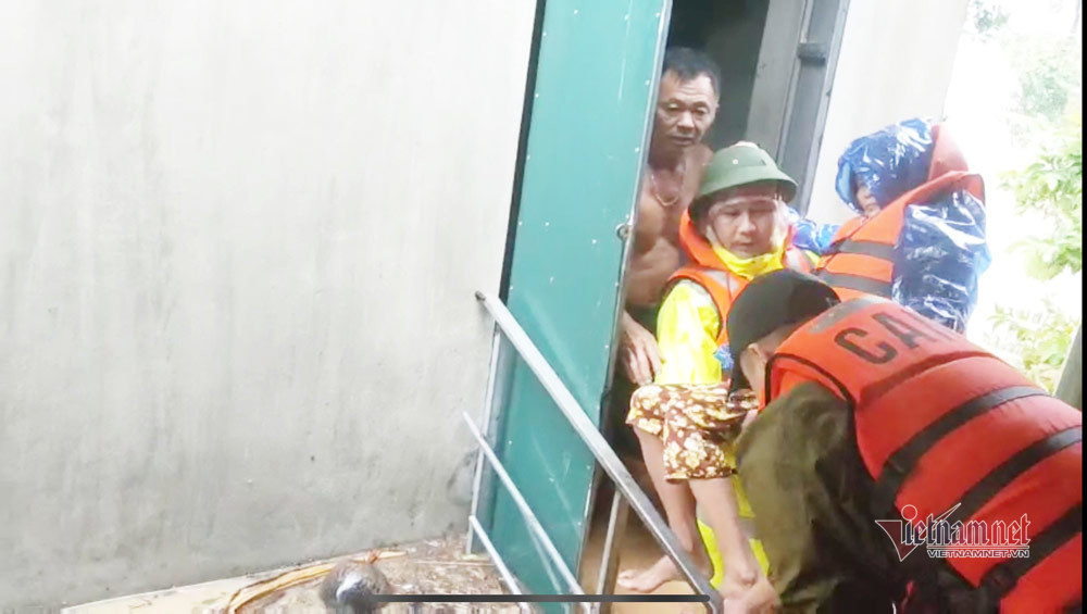 Giai cuu cu gia bi gay ca tay, ca chan khoi ron lu Quang Binh-Hinh-2