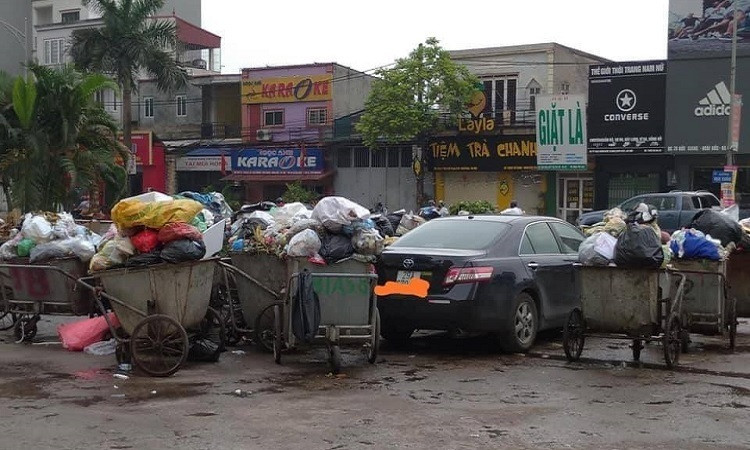 Đỗ vào nơi tập kết rác, chiếc xe trên bị bao vây bởi vô vàn những xe rác.