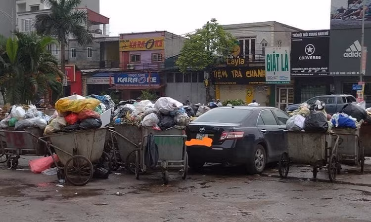 Đỗ vào nơi tập kết rác, chiếc xe trên bị bao vây bởi vô vàn những xe rác.