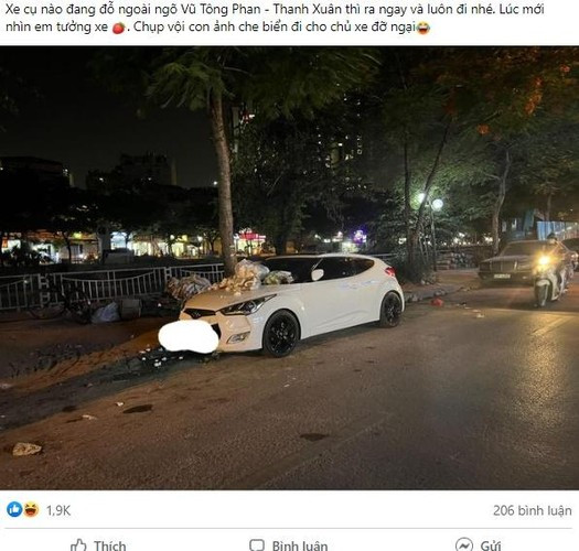 Trước đó, trên các diễn đàn liên quan đến xe cộ, lan truyền câu chuyện về văn hóa đỗ xe. Trong ảnh là chiếc xe đỗ trúng nơi tập kết rác trên phố Vũ Tông Phan - Hà Nội và bị để đầy rác lên nóc xe.