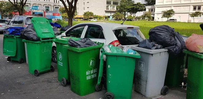 Muốn ra khỏi "ma trận" xe rác này, ắt hẳn chủ phương tiện phải đẩy từng thùng ra.