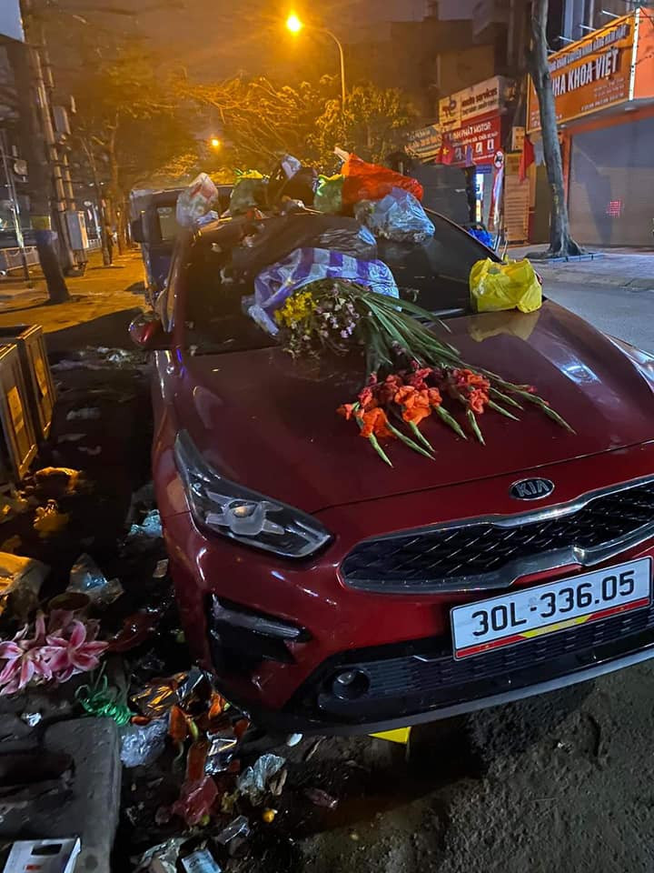 Vụ việc này được cho là xảy ra ở Hà Nộ). Được biết, vị trí đỗ của chiếc xe ô tô kia rơi đúng vào điểm tập kết của xe trở rác vậy nên mới tạo ra cảnh tưởng hy hữu này.