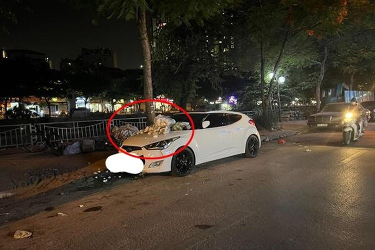 Kết quả, màn đỗ xe không đúng nơi quy định trên biến chiếc xế hộp thành thùng rác với phần đầu ngập ngụa rác rưởi.