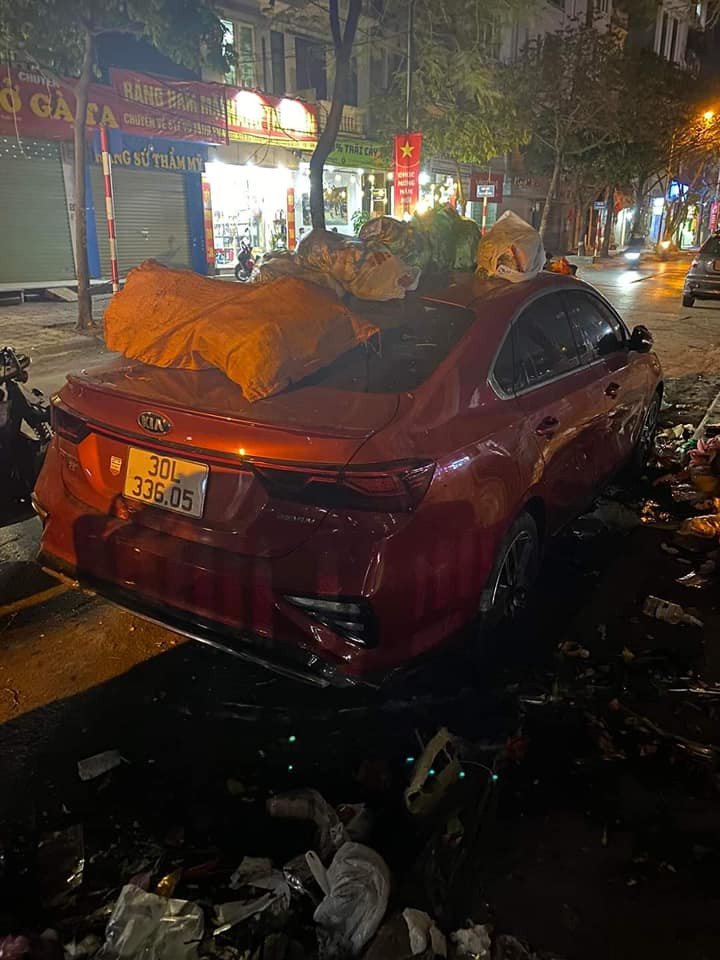 Hình ảnh này mau chóng được dân mạng truyền tay nhau vì sự ngộ nghĩnh, tạo ra tình huống "dở khóc dở cười" cho chủ phương tiện.