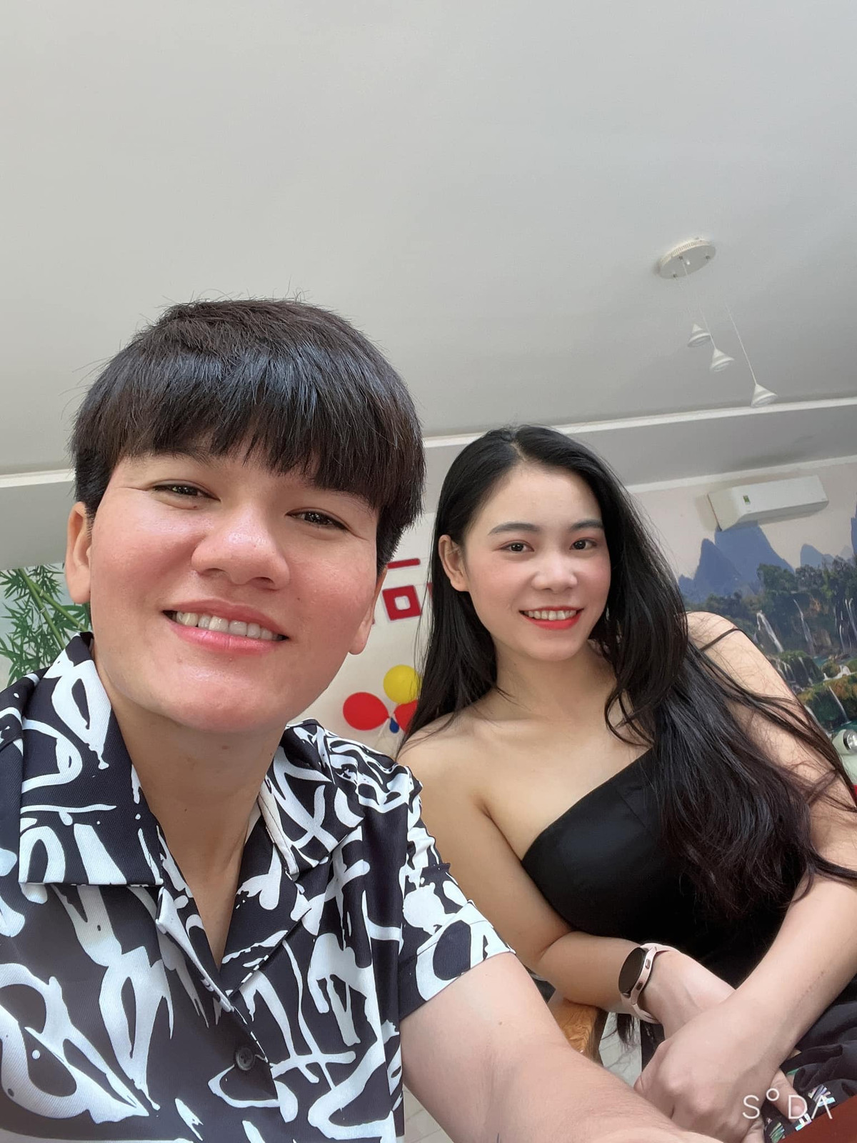 Chia sẻ trên báo Lao Động, luật sư Lê Trung Phát - Đoàn Luật sư TPHCM - cho biết, Luật Hôn nhân và gia đình năm 2014 đã bỏ quy định “cấm kết hôn giữa những người cùng giới tính” mà chỉ không thừa nhận mối quan hệ hôn nhân này.