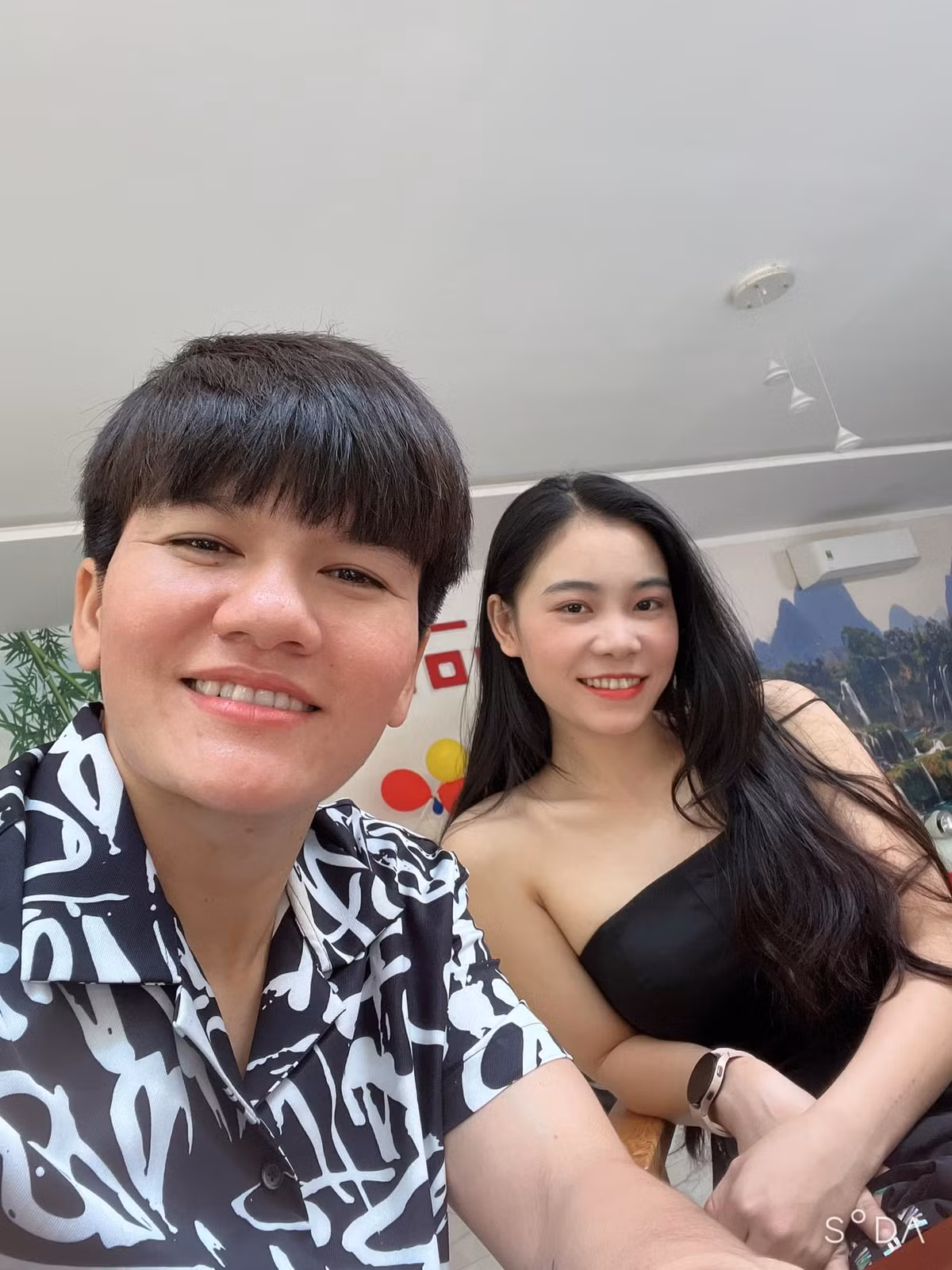 Chia sẻ trên báo Lao Động, luật sư Lê Trung Phát - Đoàn Luật sư TPHCM - cho biết, Luật Hôn nhân và gia đình năm 2014 đã bỏ quy định “cấm kết hôn giữa những người cùng giới tính” mà chỉ không thừa nhận mối quan hệ hôn nhân này.