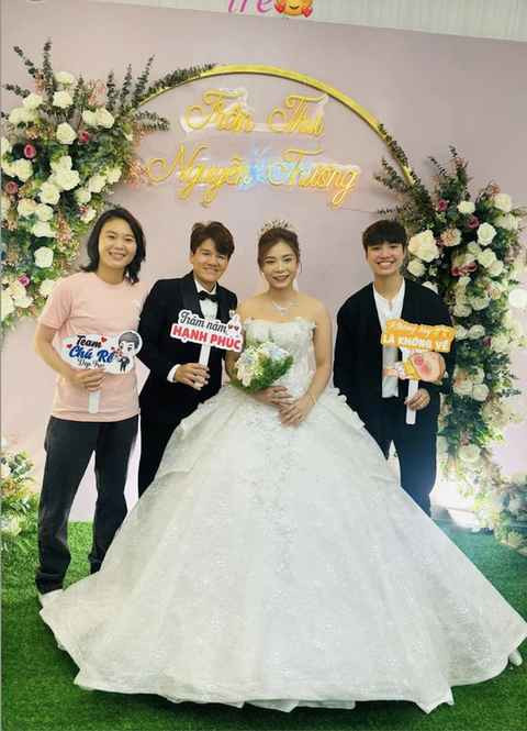 Trong ngày trọng đại, Trần Thị Thu (giữa) diện suit và hạnh phúc bên cô dâu. Nhiều đồng đội của Thu ở cấp CLB và đội tuyển Việt Nam đến chúc phúc, như Nguyễn Thị Bích Thuỳ, Trần Thị Duyên, Hoàng Thị Loan, Chương Thị Kiều, Trần Thị Kim Thanh, Phạm Hải Yến... Một số cựu tuyển thủ cũng có mặt như Lưu Ngọc Mai, Kim Hồng.