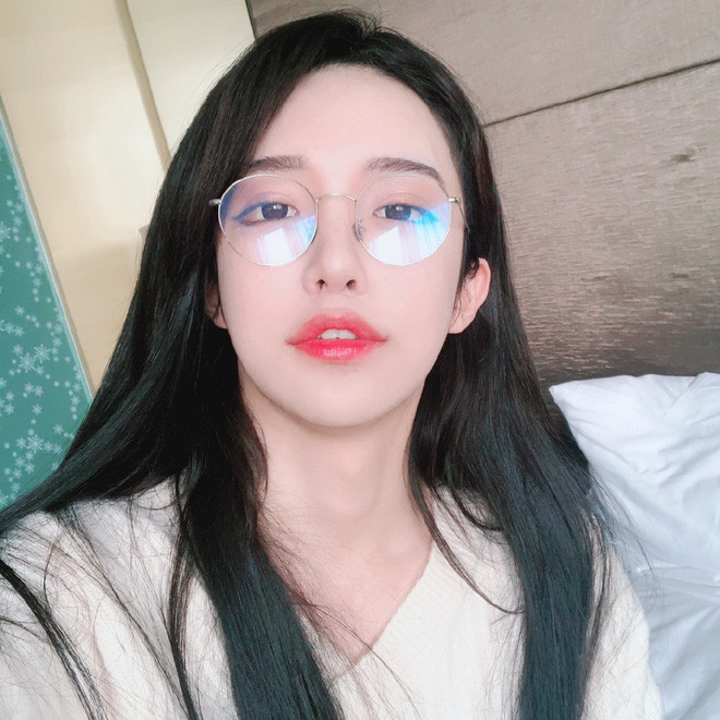 Đã không còn được chỉnh sáng, bóp cằm, nâng mũi hay chỉnh sáng xóa mụn như trước, nhan sắc của Abbily lộ ra có phần kém sắc rất nhiều, đặc biệt là gương mặt được trang điểm phấn đậm đặc, loang lổ và trên hết, mặt cũng trở nên mũm mĩm hơn rất nhiều.