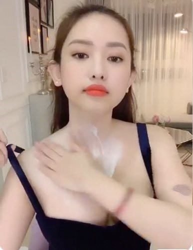 Đây không phải lần đầu tiên Thúy Vi gặp sự cố trang phục trên sóng livestream khiến mọi người thấp thỏm với những kiểu thời trang quyến rũ dễ lộ vùng nhạy cảm.