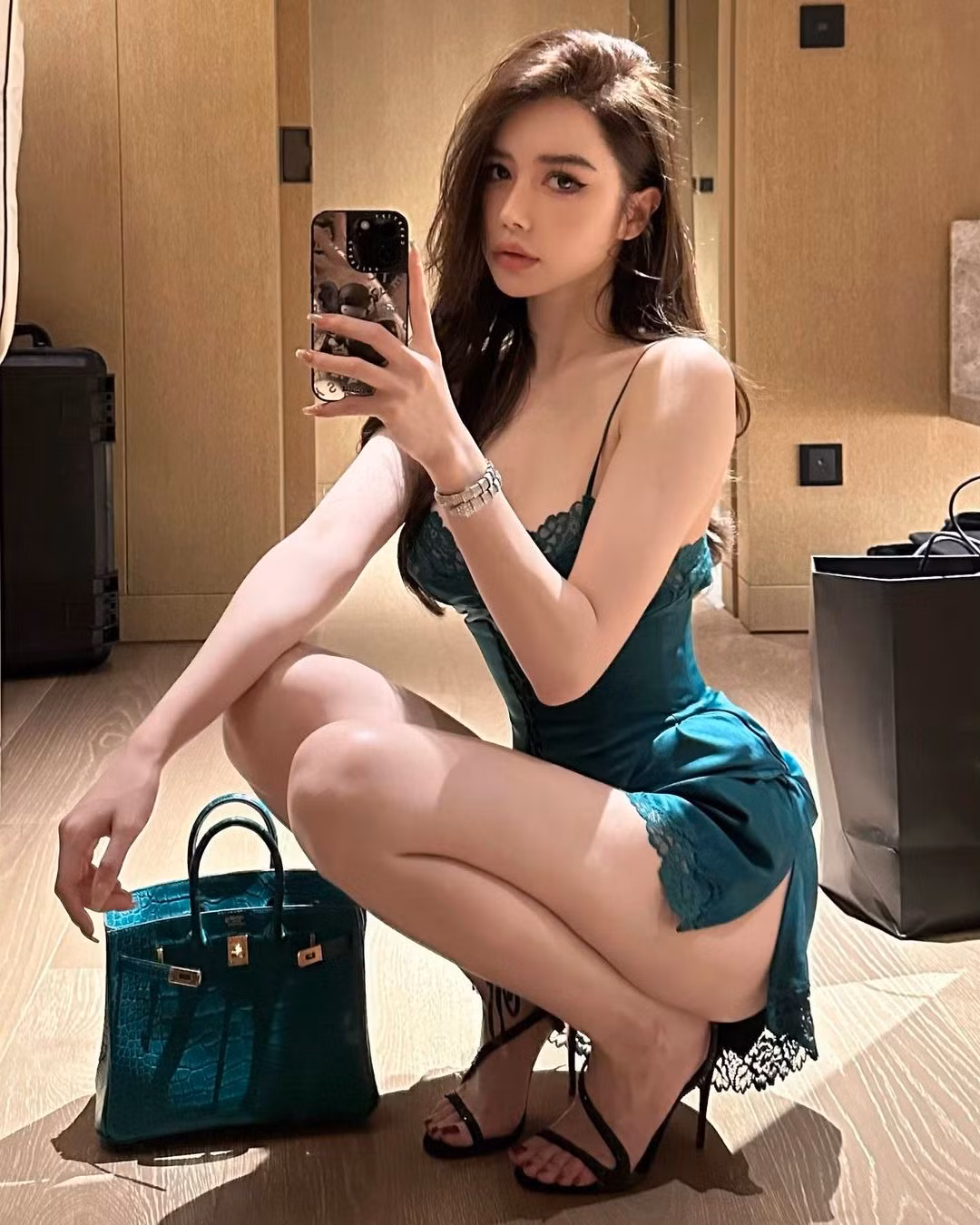 Yuan Yuan khéo léo kết hợp thêm một chiếc corset rút dây cùng màu. Chất liệu lụa mềm mại cùng tông màu vàng thích hợp trong mùa hè.